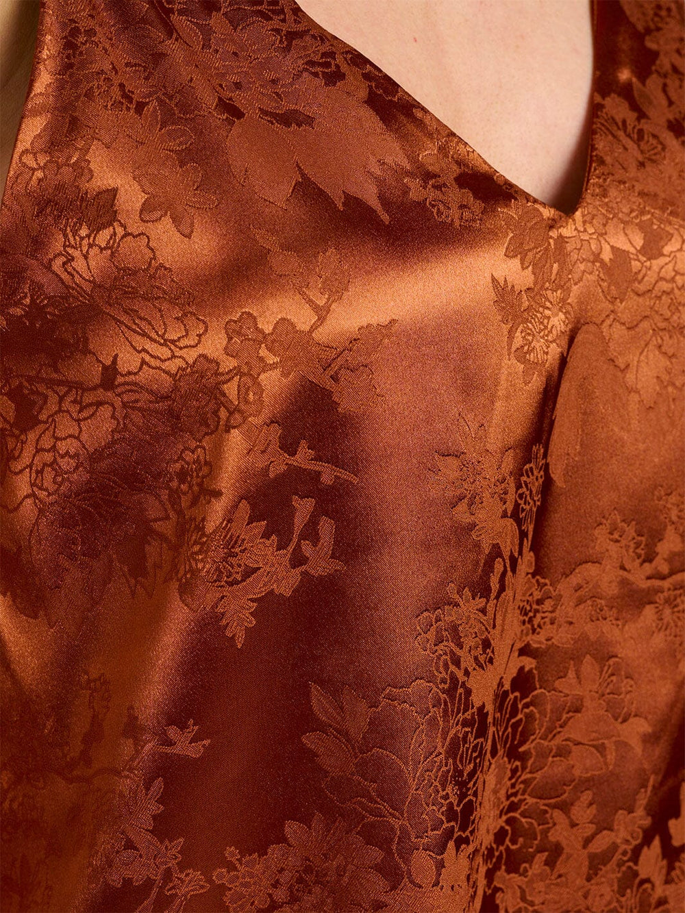 WOMEN'S SLEEVELESS V-NECK DETAILED TANK TOP