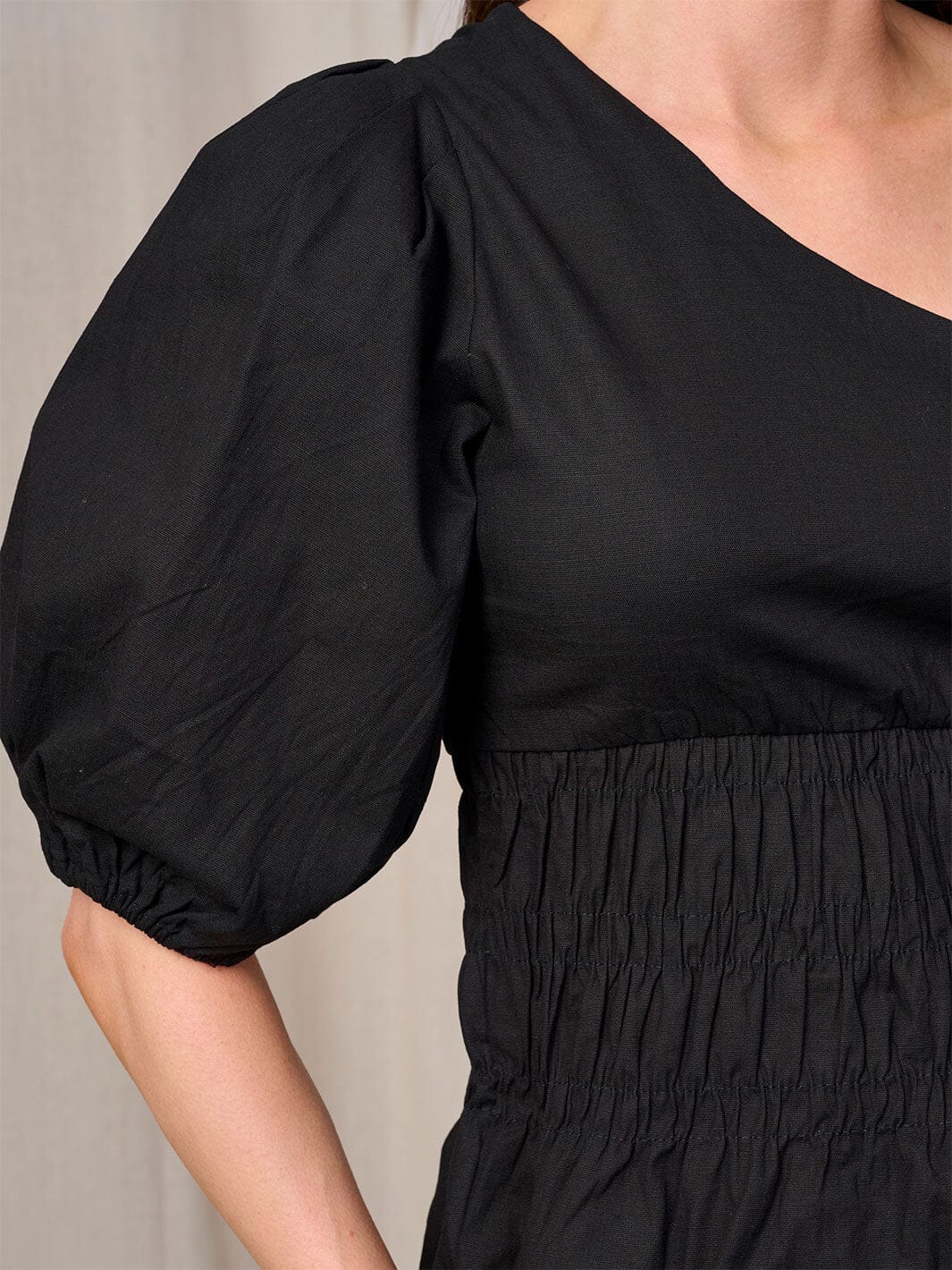 WOMEN'S ONE SHOULDER SMOCK WAIST TOP