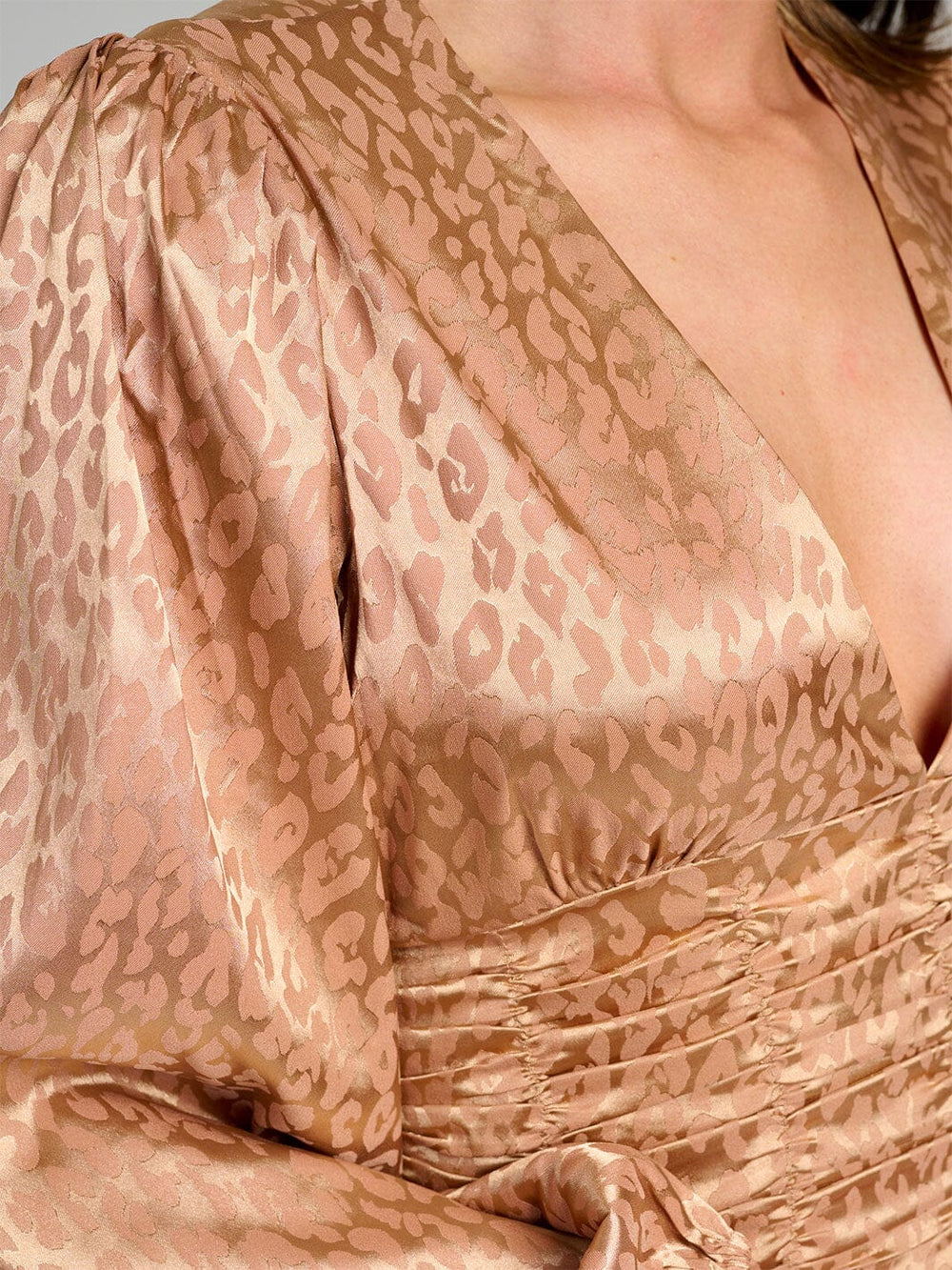 WOMEN'S LONG SLEEVE V-NECK RUCHED ANIMAL PRINT BLOUSE