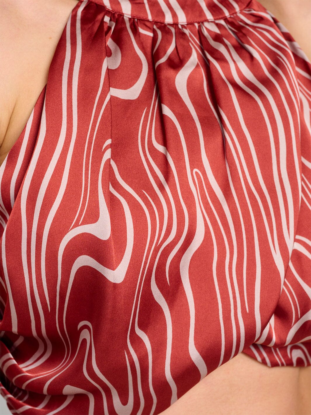 WOMEN'S SLEEVELESS HALTER NECK OPEN BACK PRINTED CROP TOP