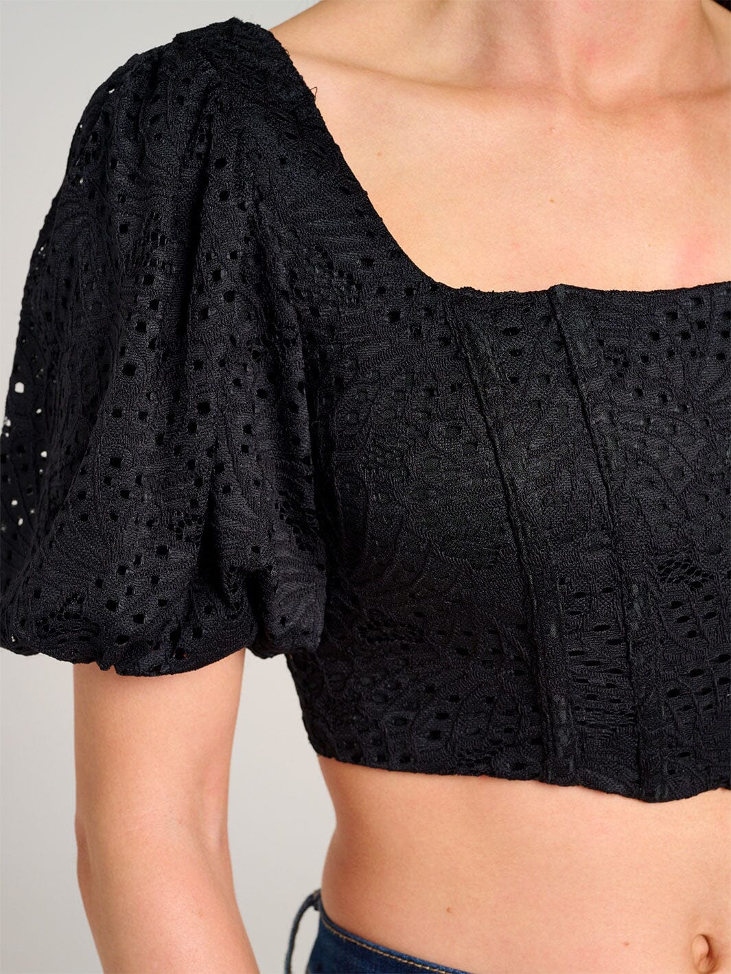 WOMEN'S SHORT PUFF SLEEVE EYELET CROP TOP