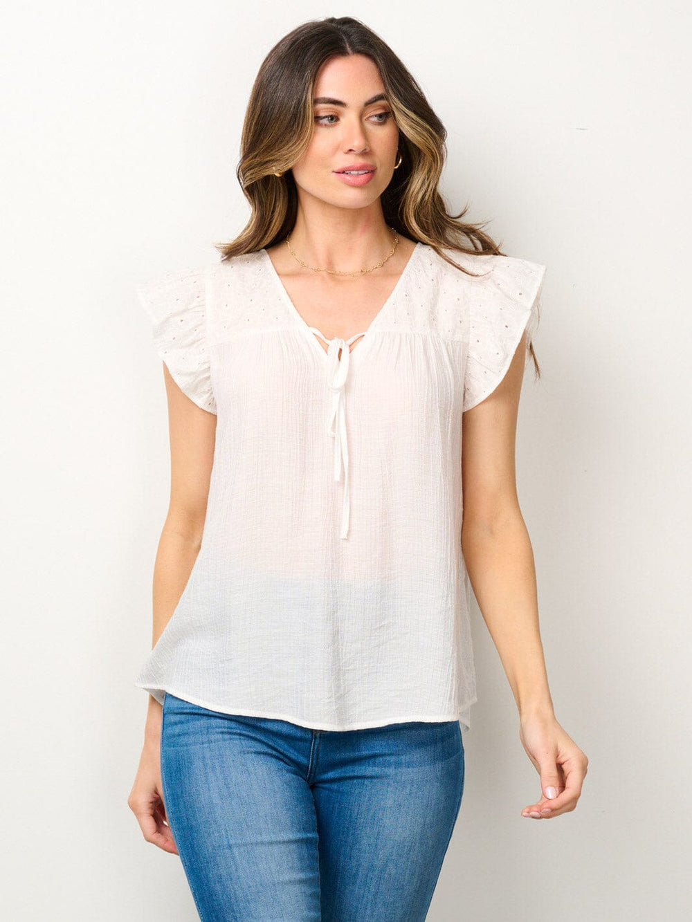 WOMEN'S RUFFLE SLEEVELESS V-NECK EYELET TOP