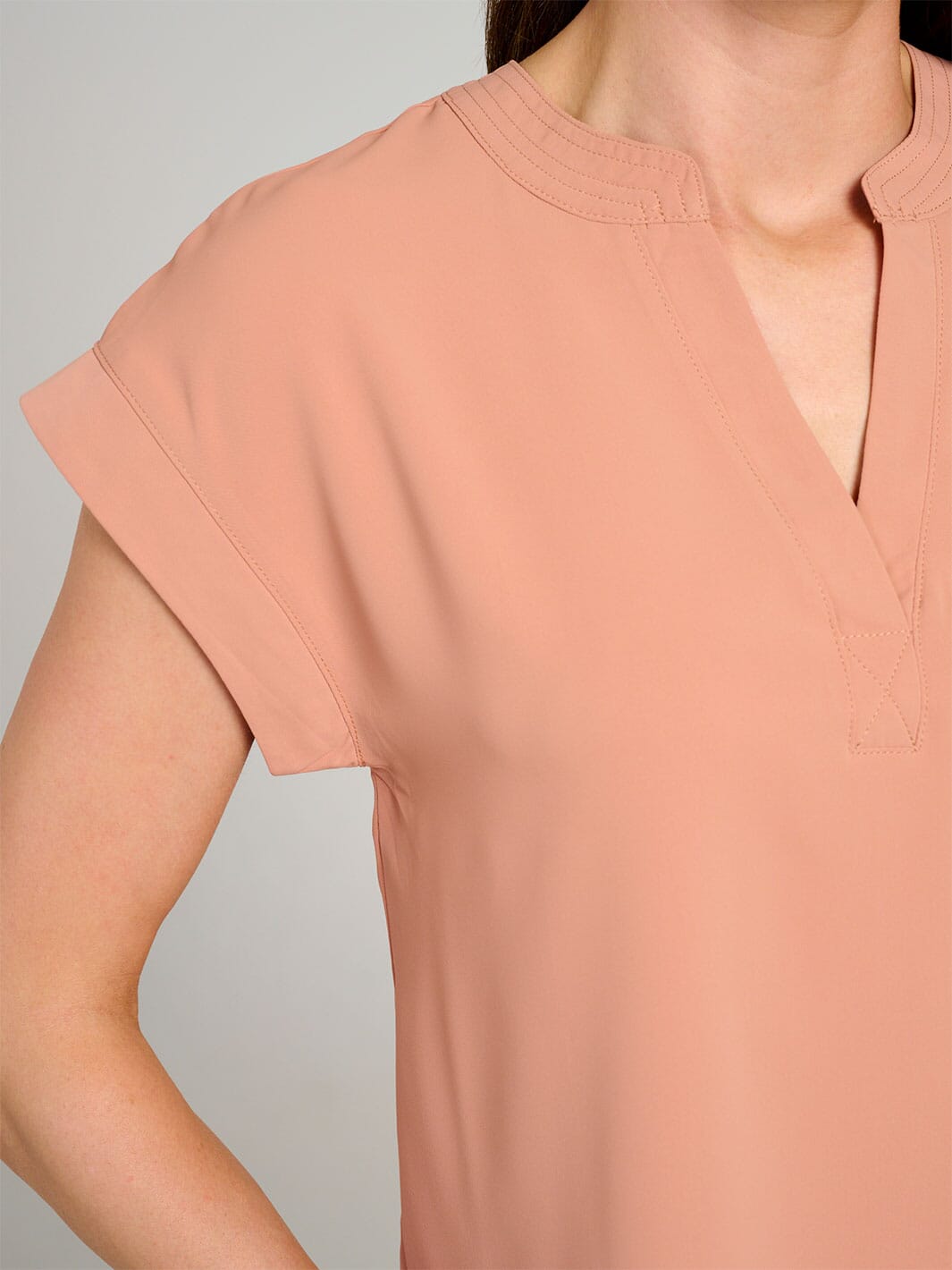 WOMEN'S SHORT SLEEVE V-NECK SOLID BLOUSE