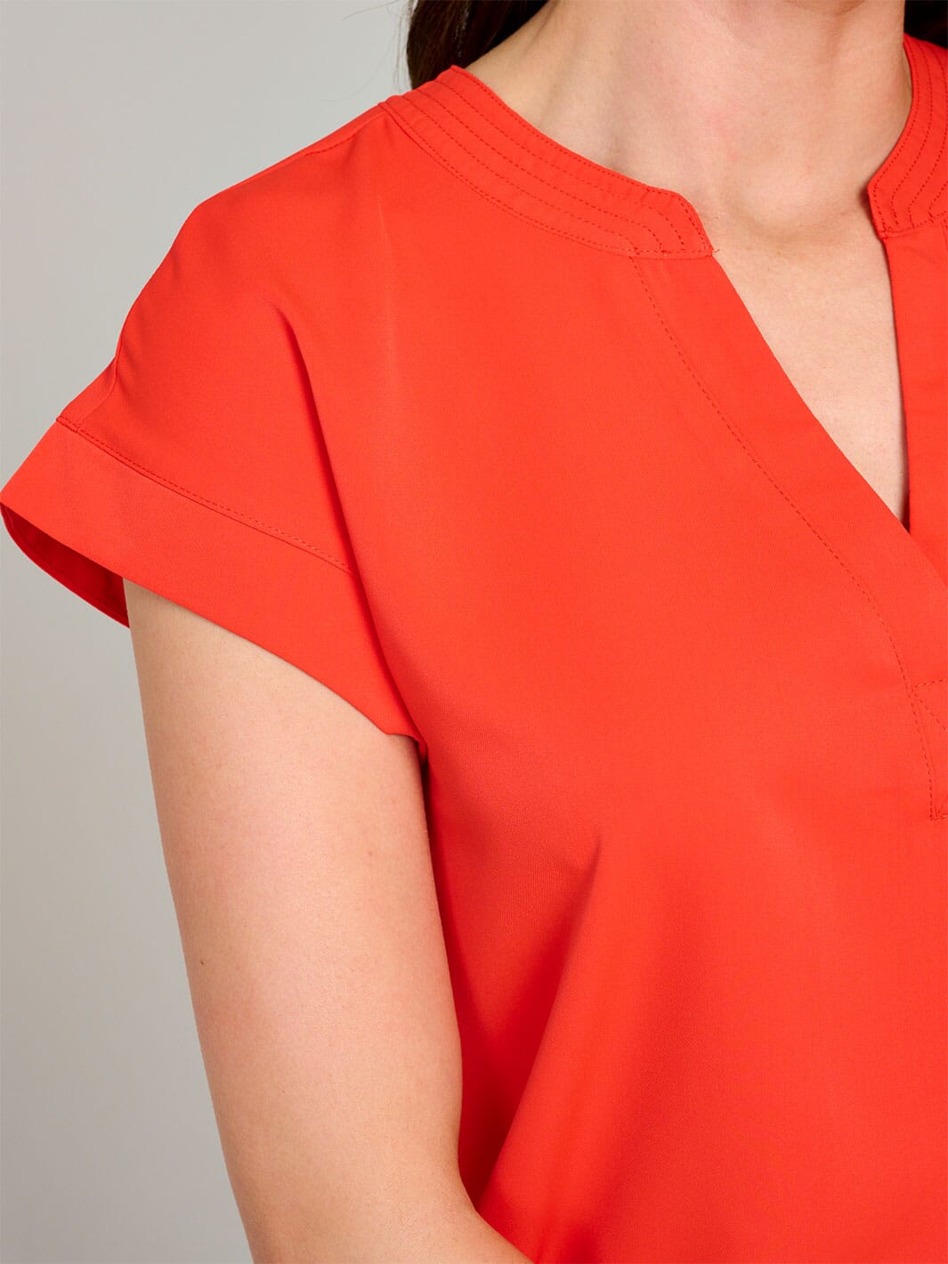 WOMEN'S SHORT SLEEVE V-NECK SOLID BLOUSE