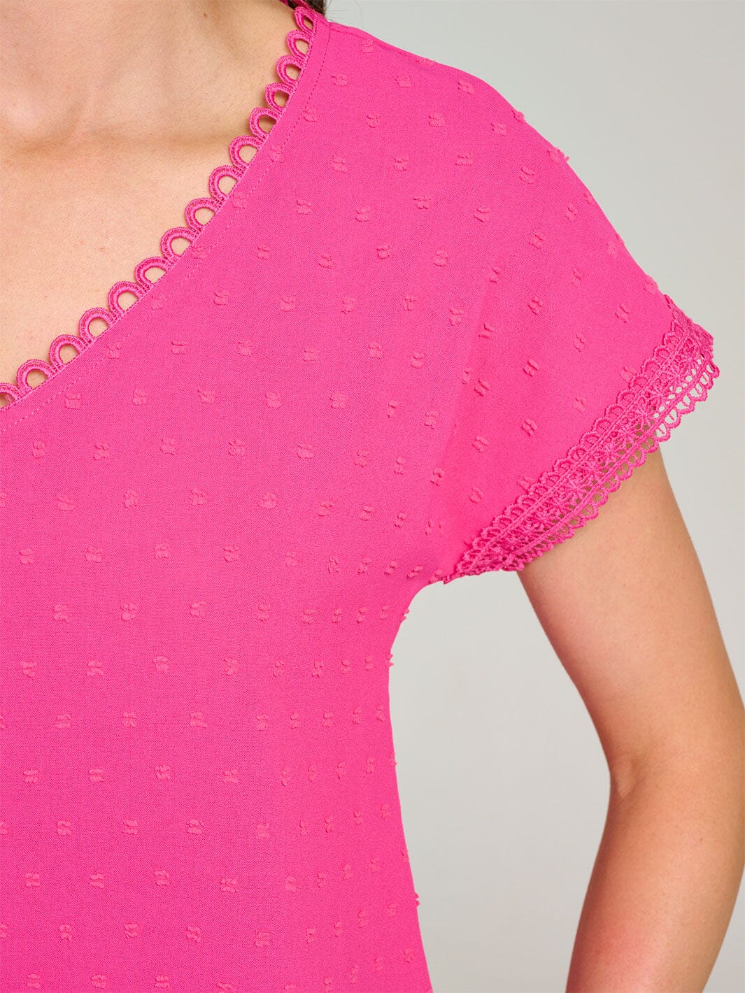 WOMEN'S SHORT SLEEVE V-NECK SWISS BACK DETAILED BLOUSE