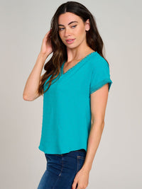 WOMEN'S SHORT SLEEVE V-NECK SWISS BACK DETAILED BLOUSE