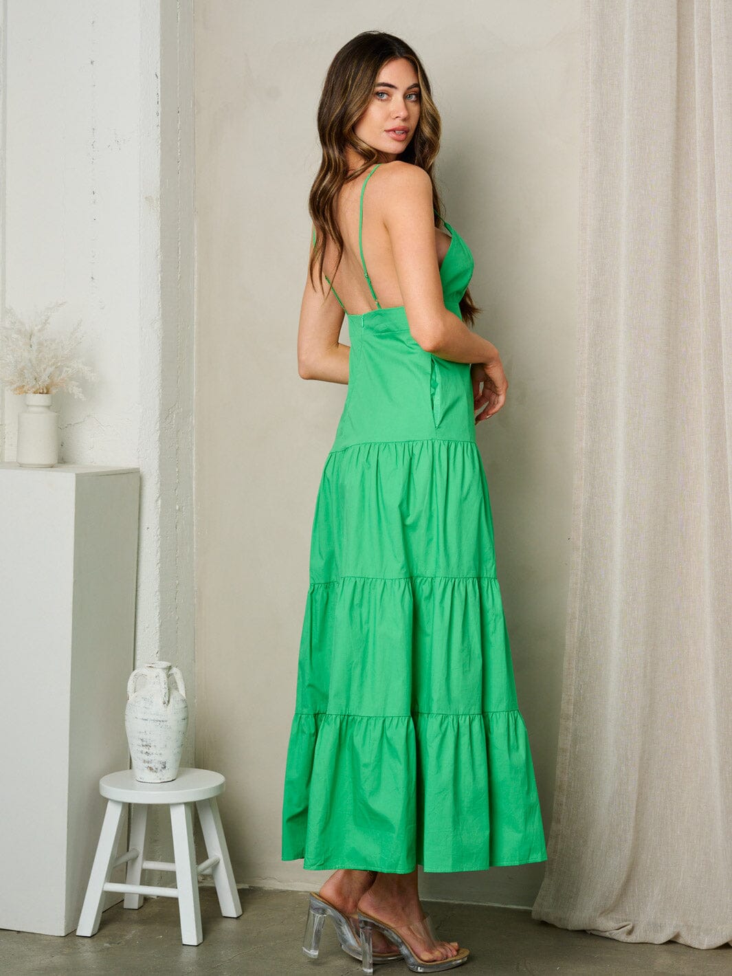WOMEN'S SLEEVELESS V-NECK TIERED MAXI DRESS
