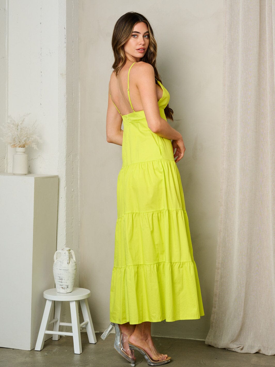 WOMEN'S SLEEVELESS V-NECK TIERED MAXI DRESS