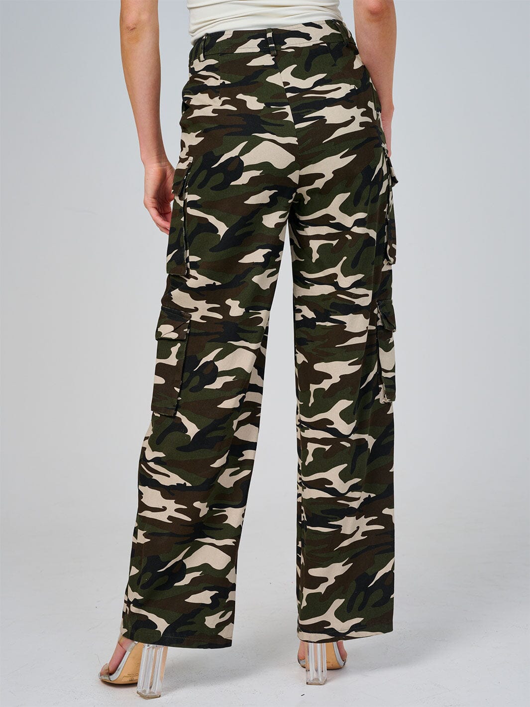 WOMEN'S BUTTON CLOSURE CARGO POCKETS WIDE LEG ARMY PRINT PANTS