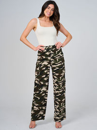 WOMEN'S BUTTON CLOSURE CARGO POCKETS WIDE LEG ARMY PRINT PANTS