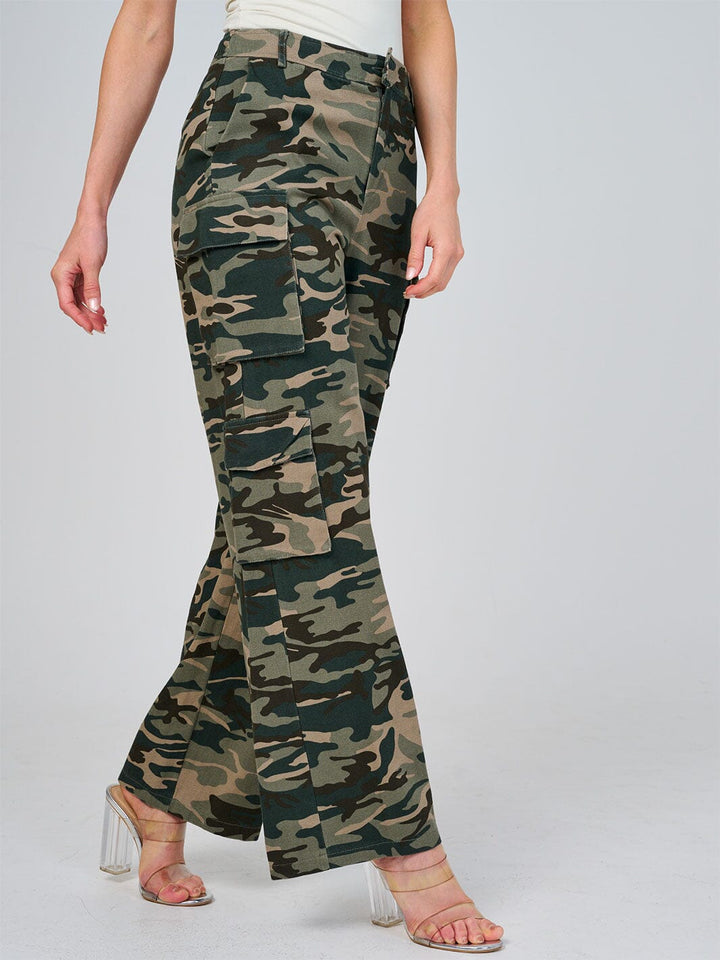 WOMEN'S BUTTON CLOSURE CARGO POCKETS WIDE LEG ARMY PRINT PANTS