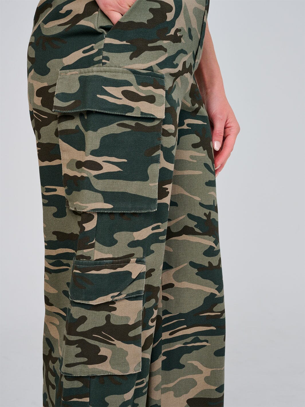 WOMEN'S BUTTON CLOSURE CARGO POCKETS WIDE LEG ARMY PRINT PANTS
