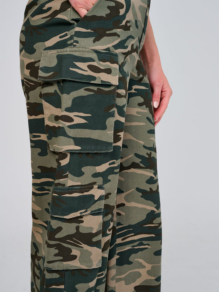 WOMEN'S BUTTON CLOSURE CARGO POCKETS WIDE LEG ARMY PRINT PANTS