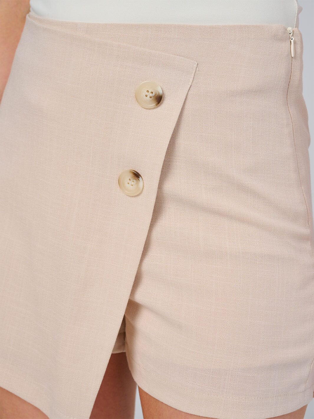 WOMEN'S ZIPPER CLOSURE BUTTON DETAILED MINI SKORT