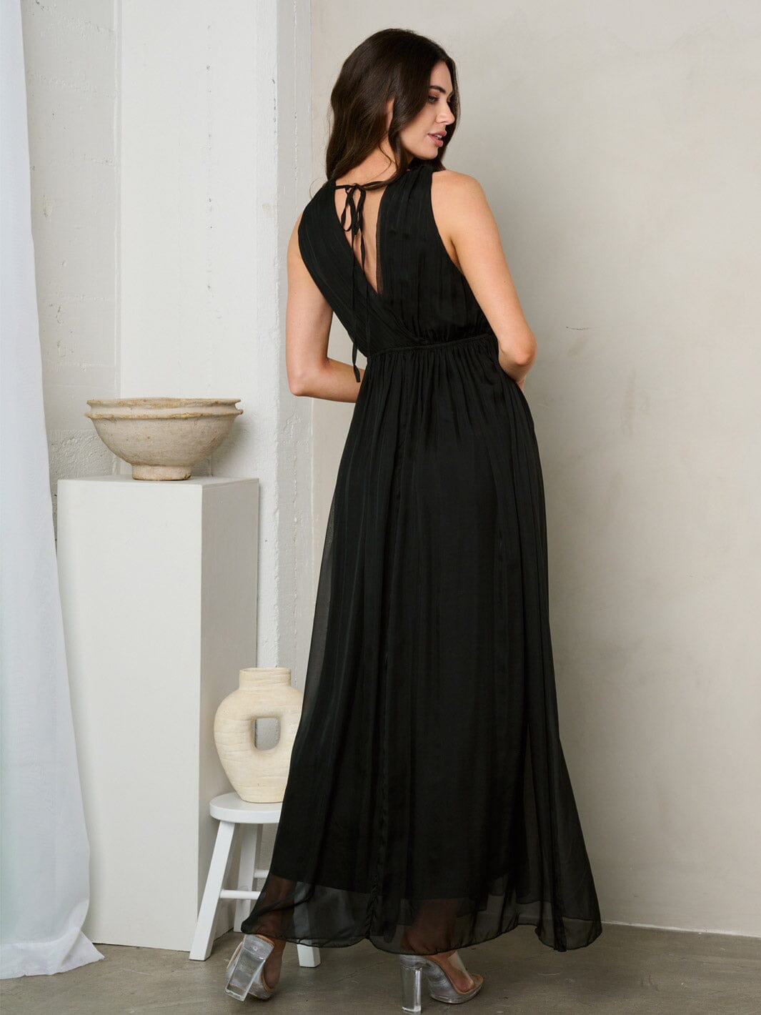 WOMEN'S SLEEVELESS V-NECK CHIFFON MAXI DRESS