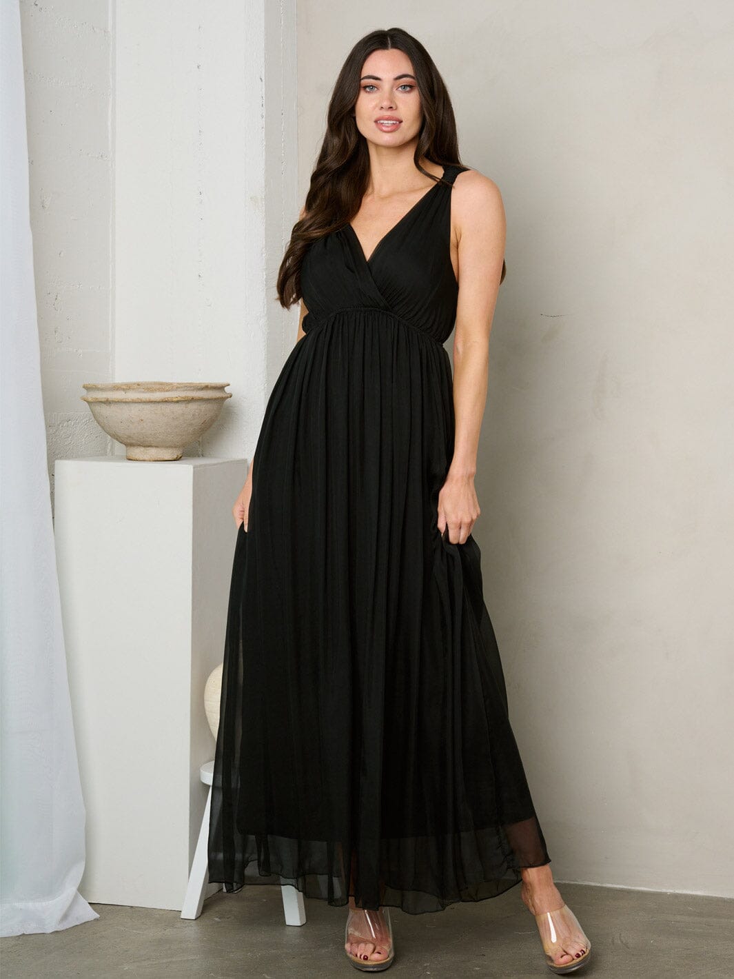 WOMEN'S SLEEVELESS V-NECK CHIFFON MAXI DRESS