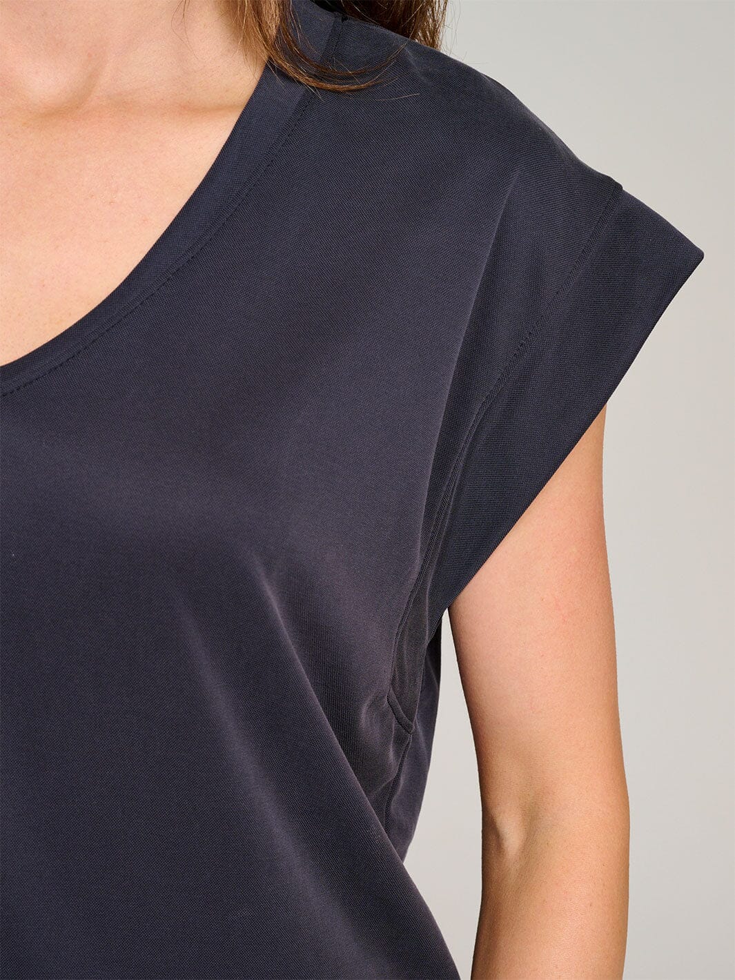 WOMEN'S SHORT SLEEVE V-NECK SOLID TOP