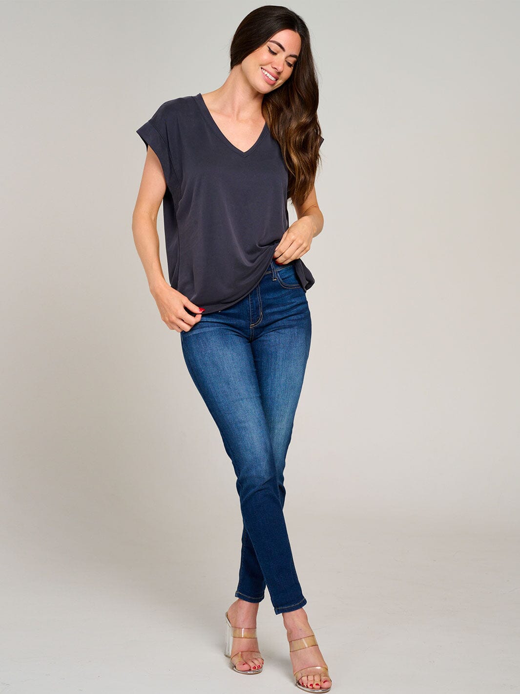 WOMEN'S SHORT SLEEVE V-NECK SOLID TOP