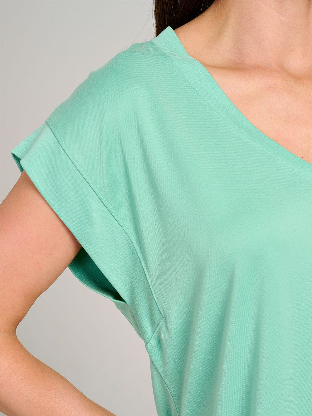 WOMEN'S SHORT SLEEVE V-NECK SOLID TOP