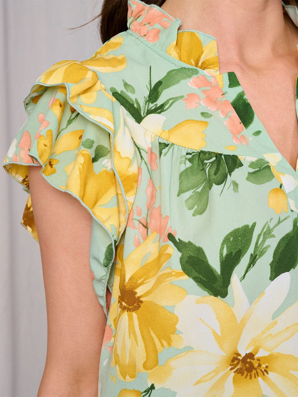 WOMEN'S SHORT RUFFLE SLEEVE V-NECK FLORAL BLOUSE