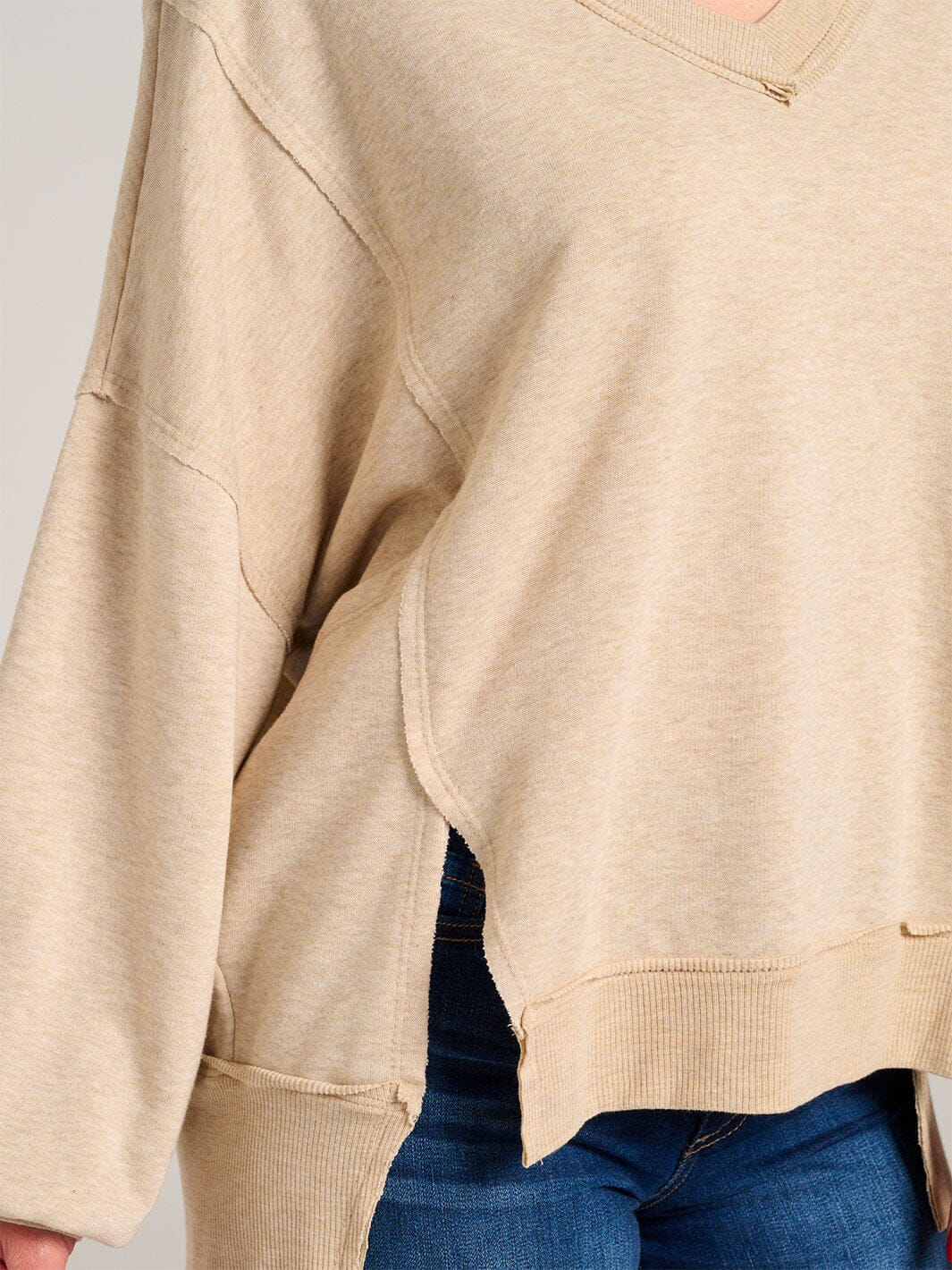 WOMEN'S LONG SLEEVE V-NECK HIGH-LOW OVERSIZED PULLOVER SWEATER