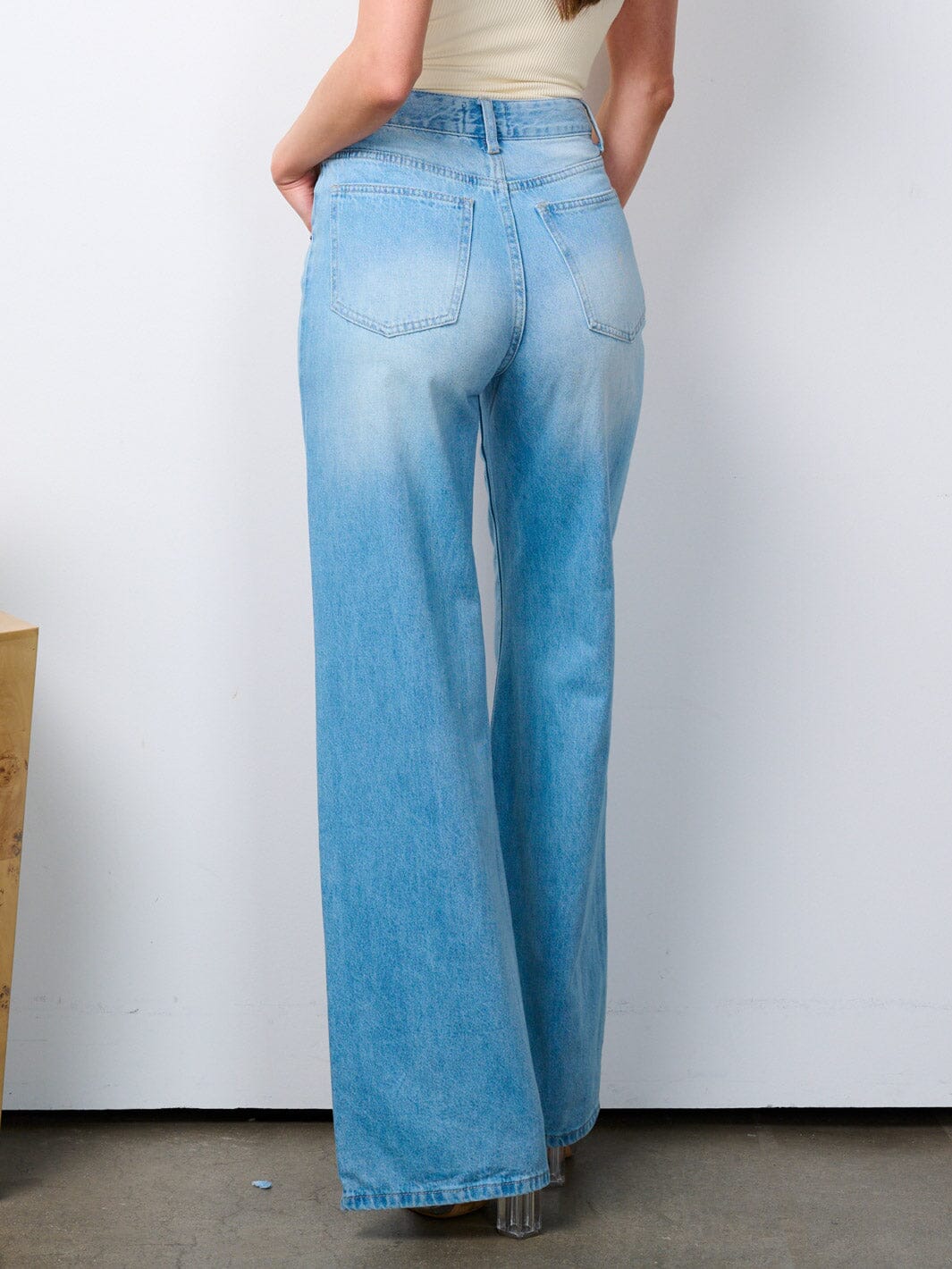 WOMEN'S BUTTON CLOSURE POCKETS WASHED BELL BOTTOM JEANS