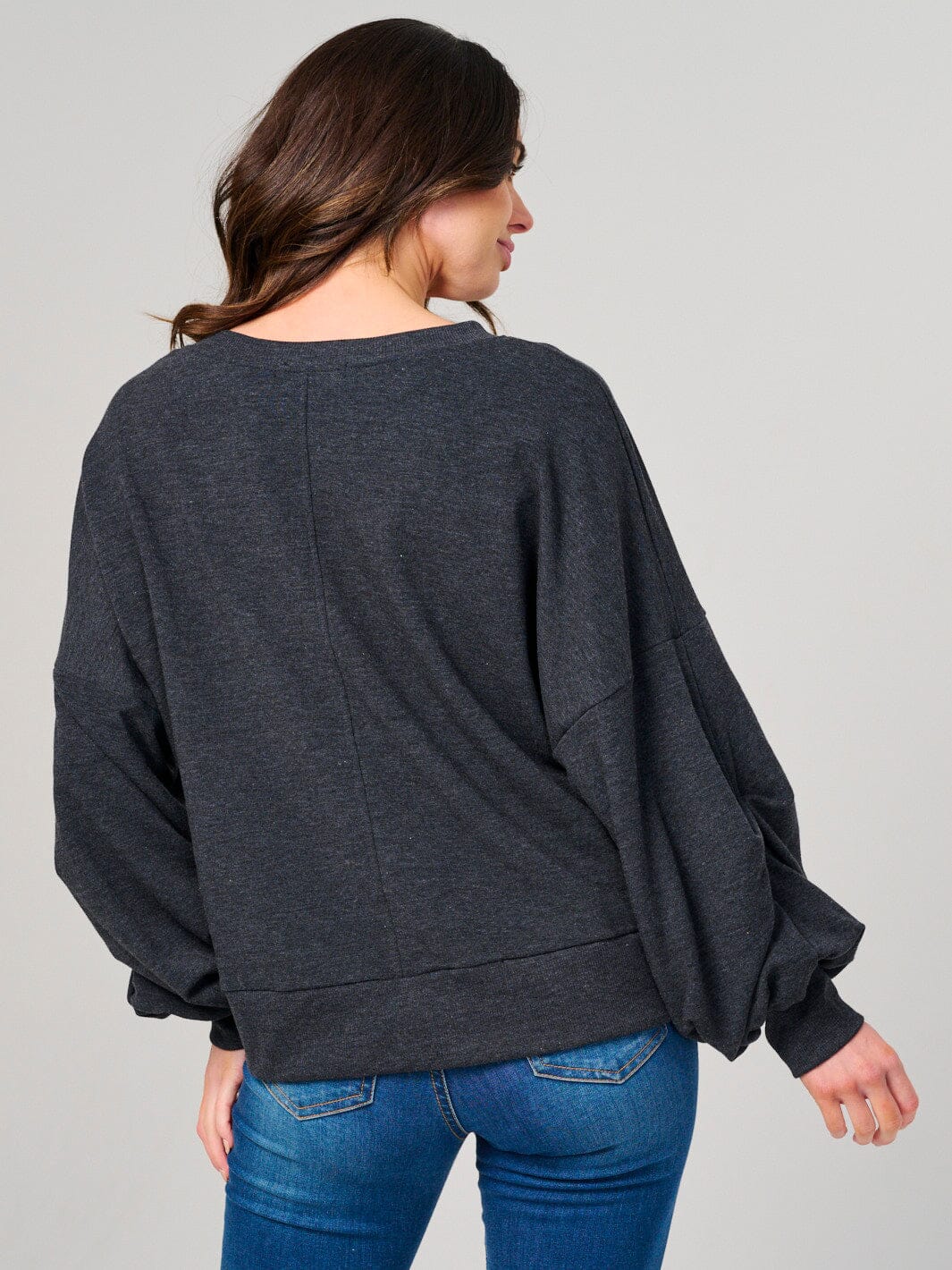 WOMEN'S LONG RUCHED SLEEVE PULLOVER SWEATER