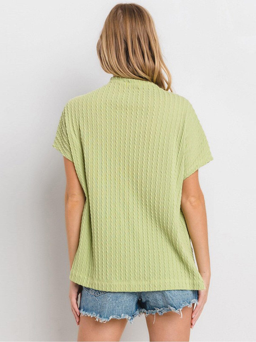 WOMEN'S SHORT SLEEVE MOCK NECK FRONT POCKET RIBBED DETAILED BLOUSE