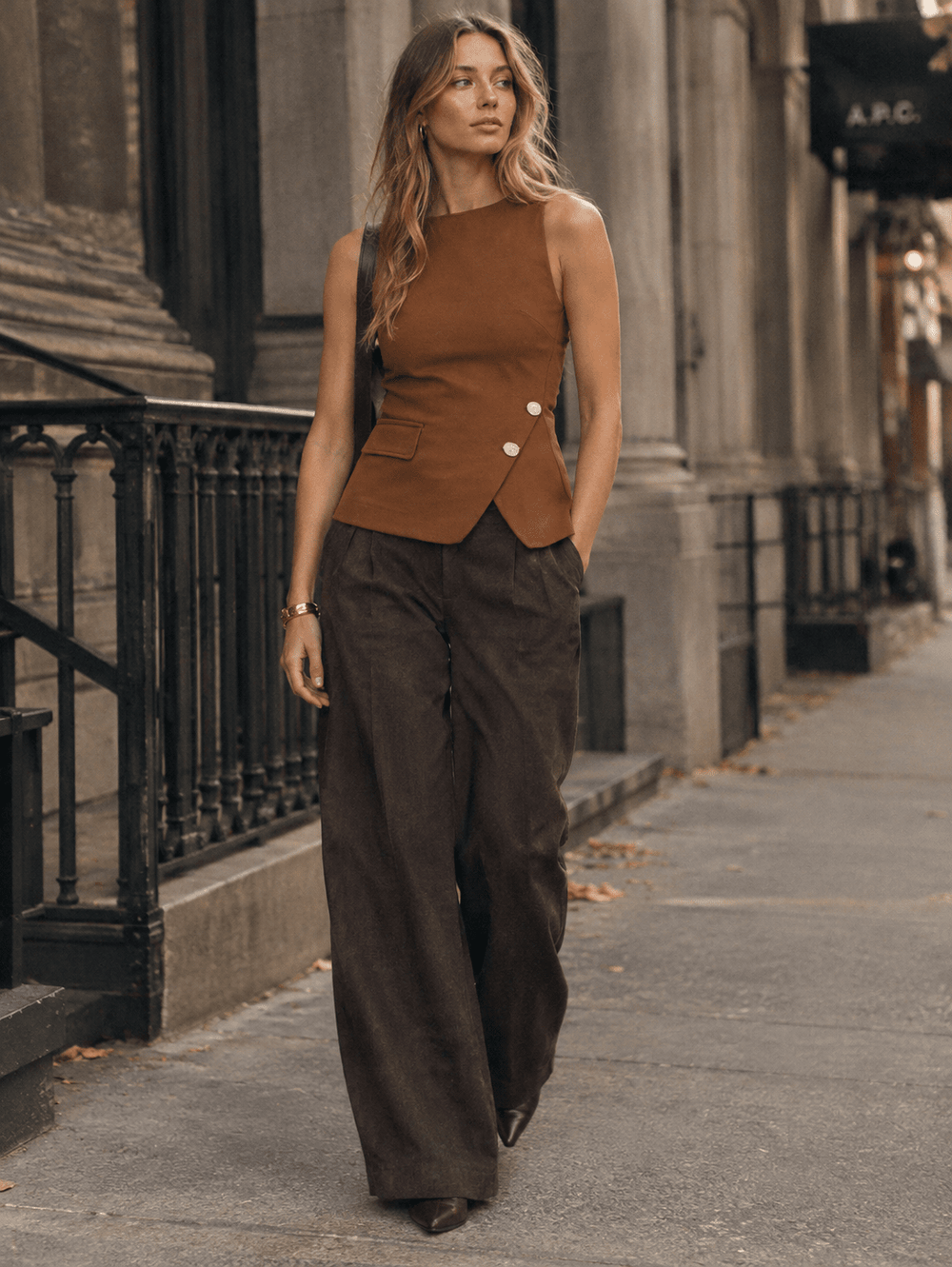 WOMEN'S SLEEVELESS BUTTONS DETAILED TOP