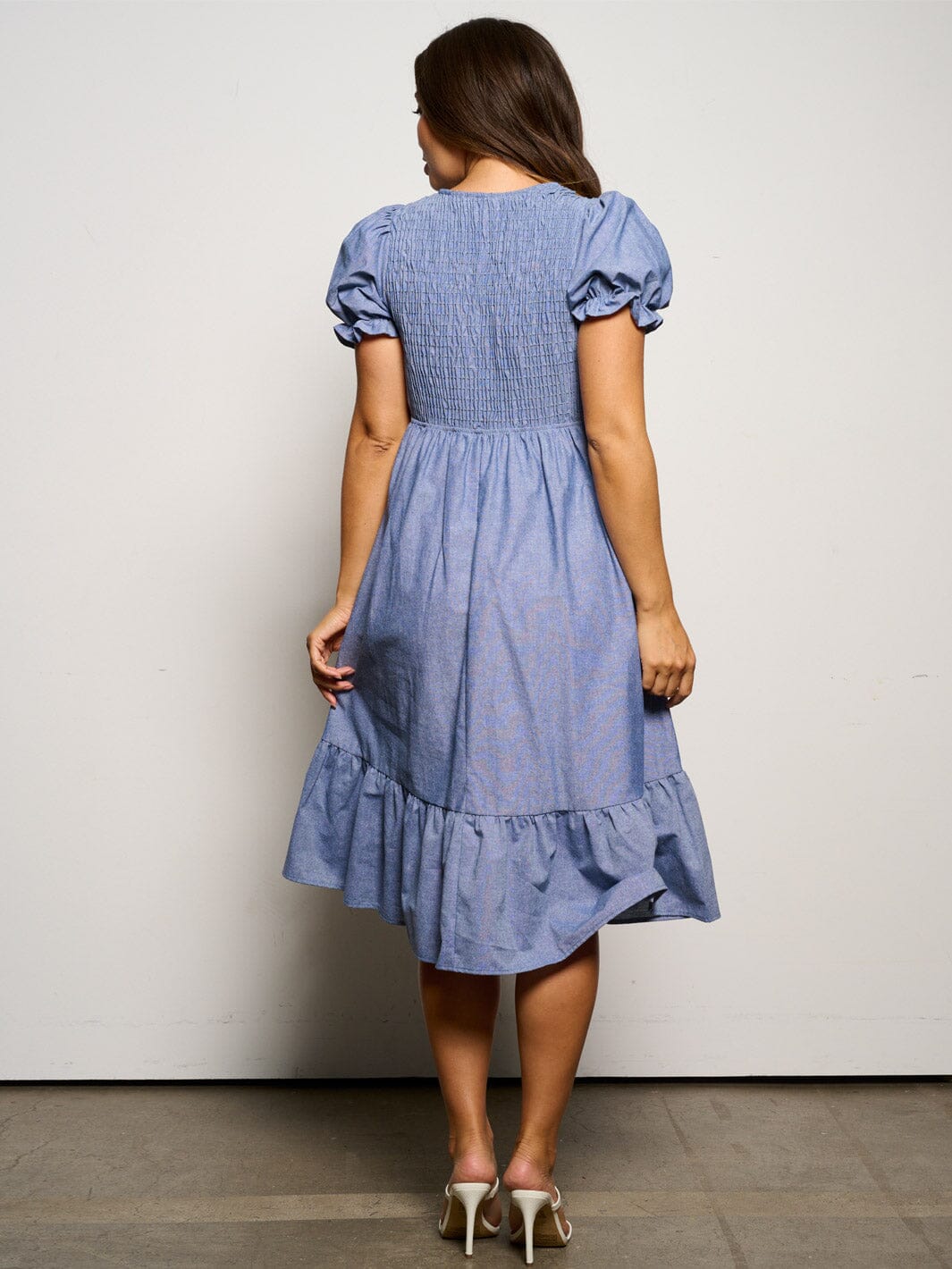 WOMEN'S SHORT SLEEVE ELASTIC WAIST POCKETS SMOCK MIDI DRESS