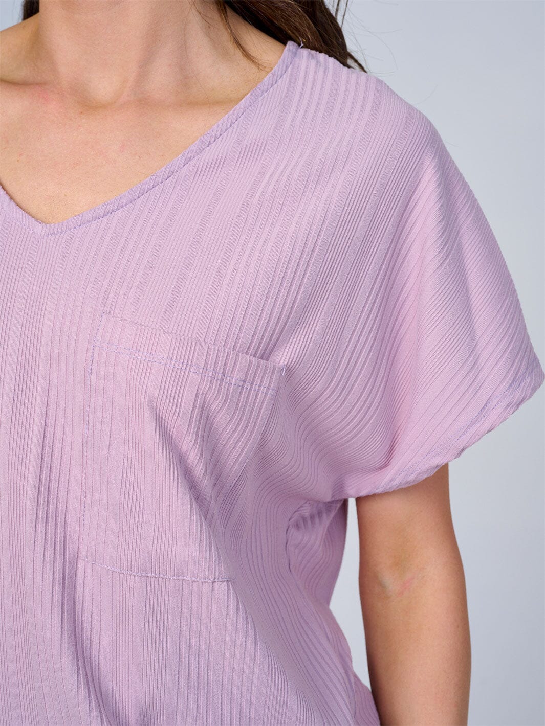 WOMEN'S SHORT SLEEVES V-NECK HIGH-LOW FRONT POCKET RIBBED BLOUSE