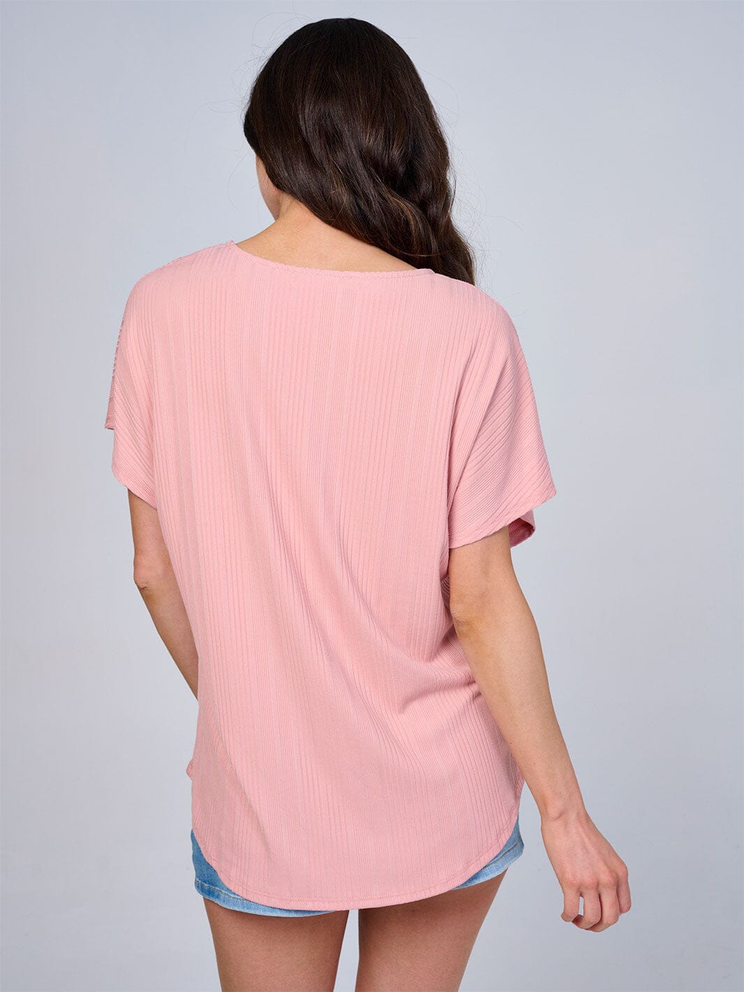 WOMEN'S SHORT SLEEVES V-NECK HIGH-LOW FRONT POCKET RIBBED BLOUSE