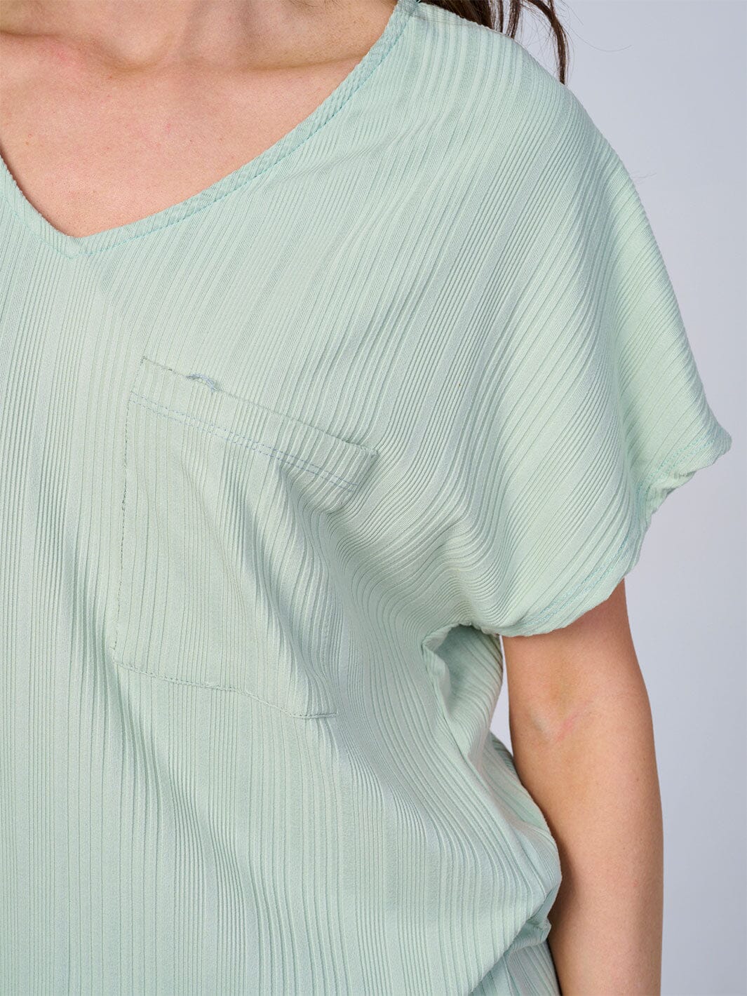 WOMEN'S SHORT SLEEVES V-NECK HIGH-LOW FRONT POCKET RIBBED BLOUSE