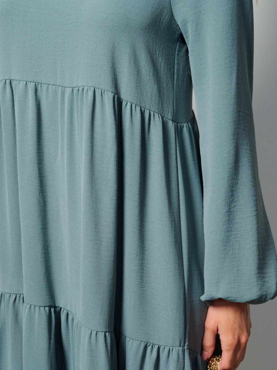 WOMEN'S LONG SLEEVE TIERED HIGH-LOW MIDI DRESS