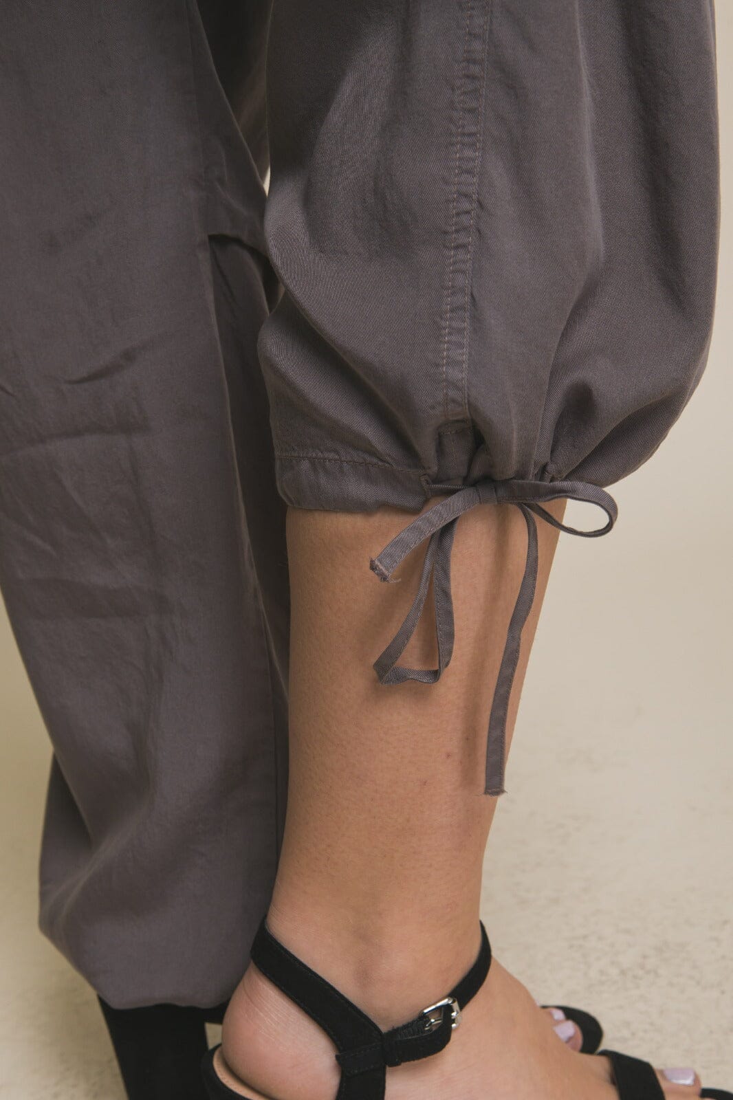 WOMEN'S ELASTIC WAIST SELF TIE CARGO POCKETS ADJUSTABLE LEG PANTS