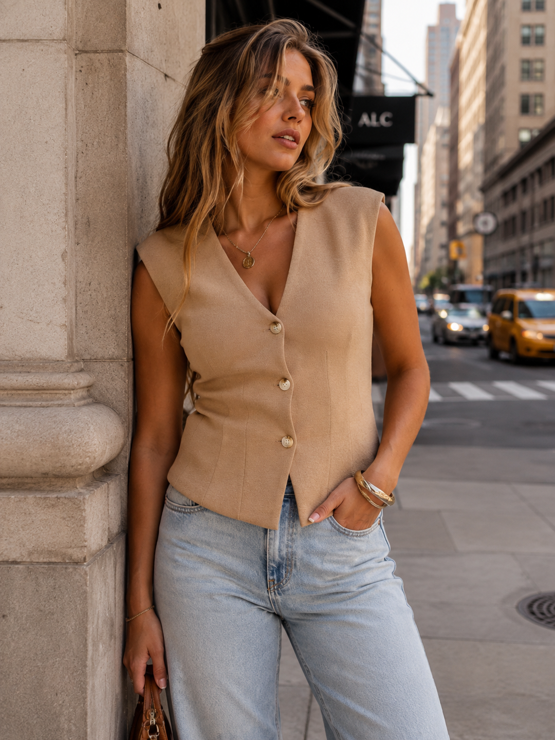 WOMEN'S SLEEVELESS V-NECK BUTTON UP BLOUSE