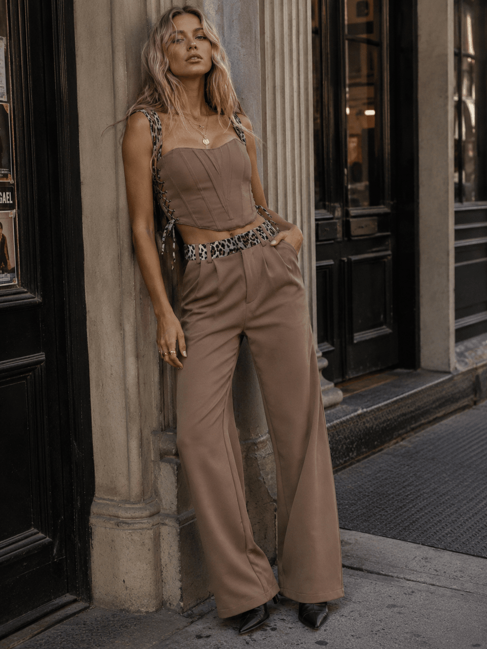 WOMEN'S SLEEVELESS CROP TOP & BUTTON CLOSURE POCKETS STRAIGHT LEG PANTS ANIMAL PRINT DETAILED 2PC. SET