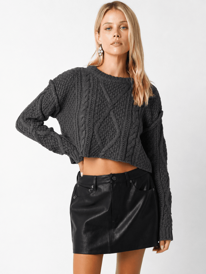 WOMEN'S LONG SLEEVE CABLE KNIT PULLOVER CROP SWEATER