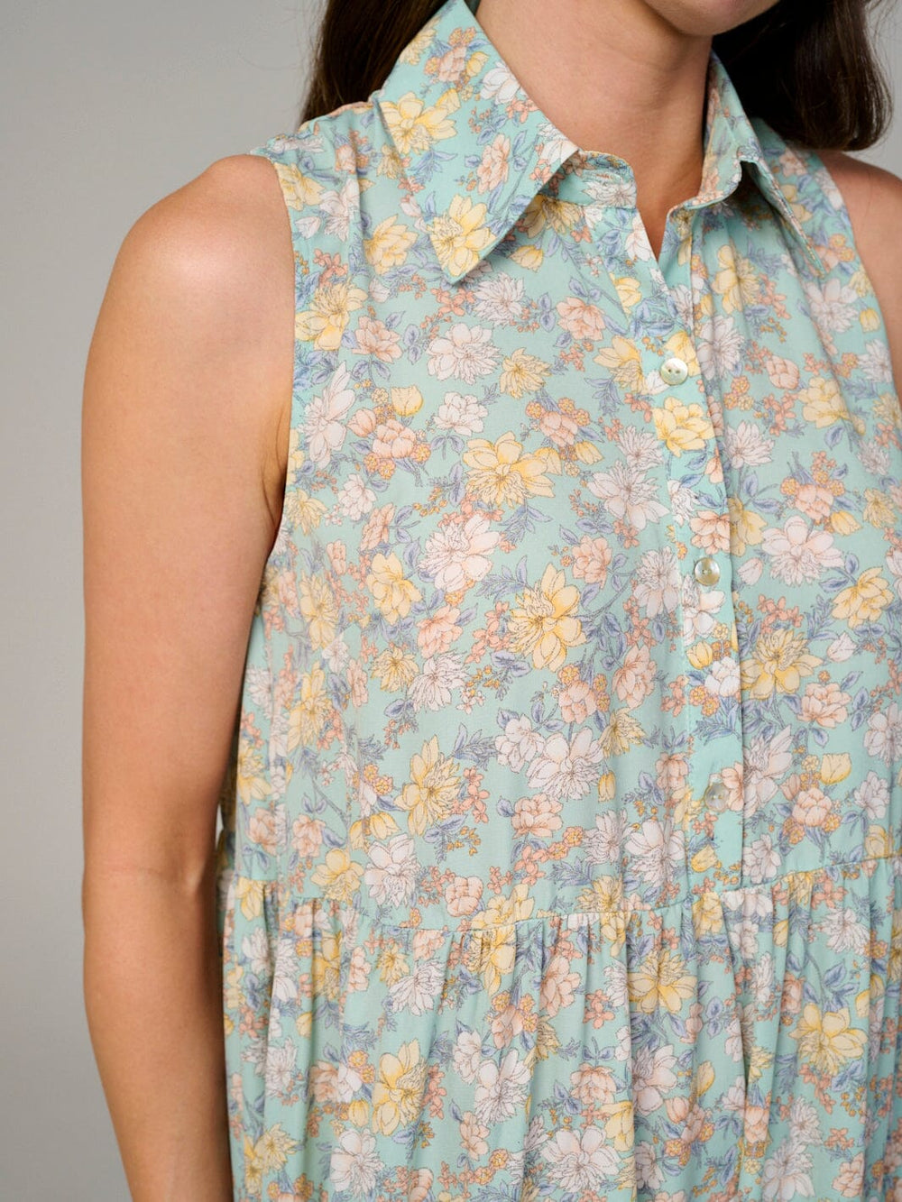 WOMEN'S SLEEVELESS BUTTON UP TIERED FLORAL MAXI DRESS
