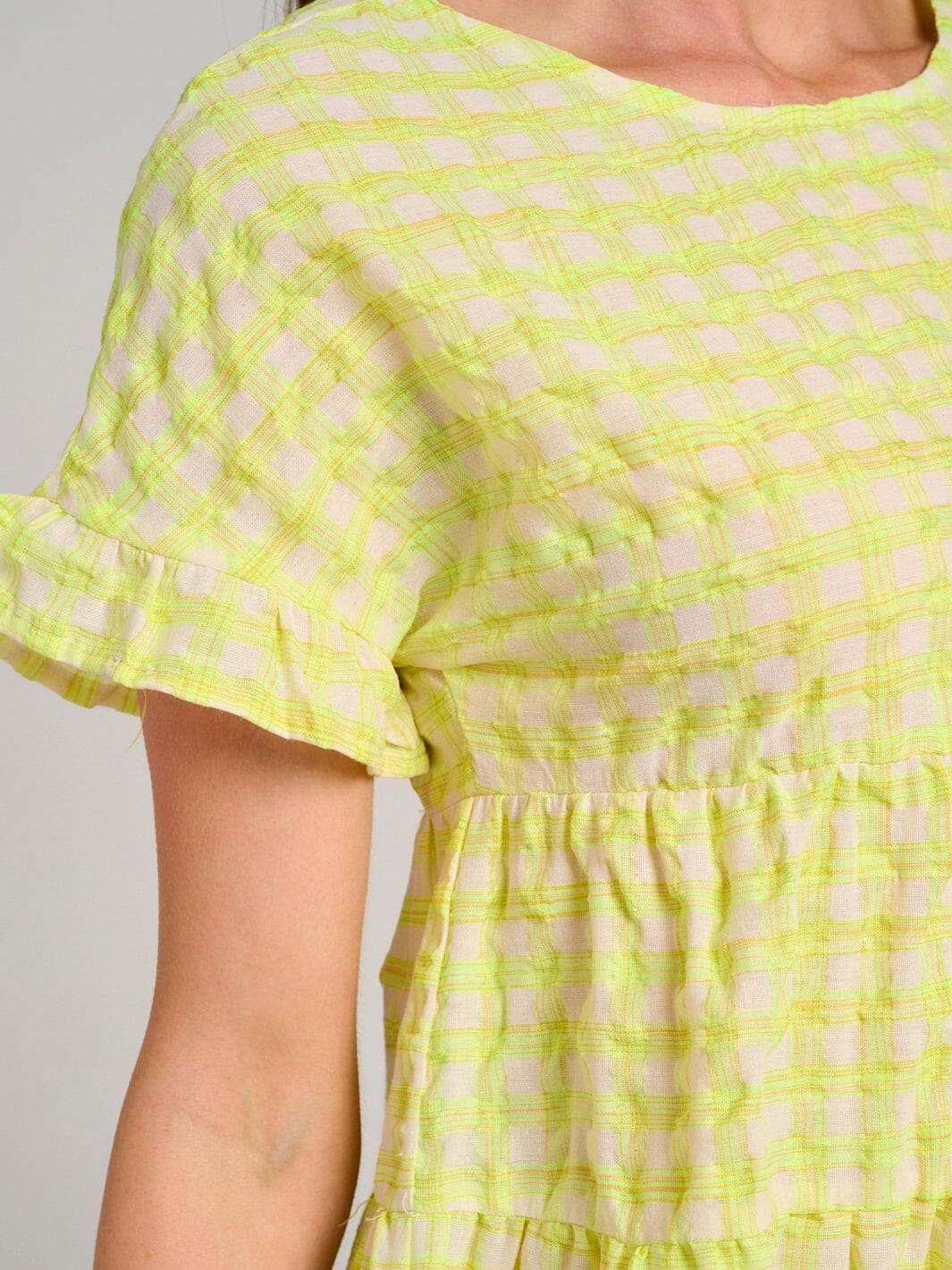 WOMEN'S SHORT SLEEVE TIERED LOOSE FIT PLAID MINI DRESS