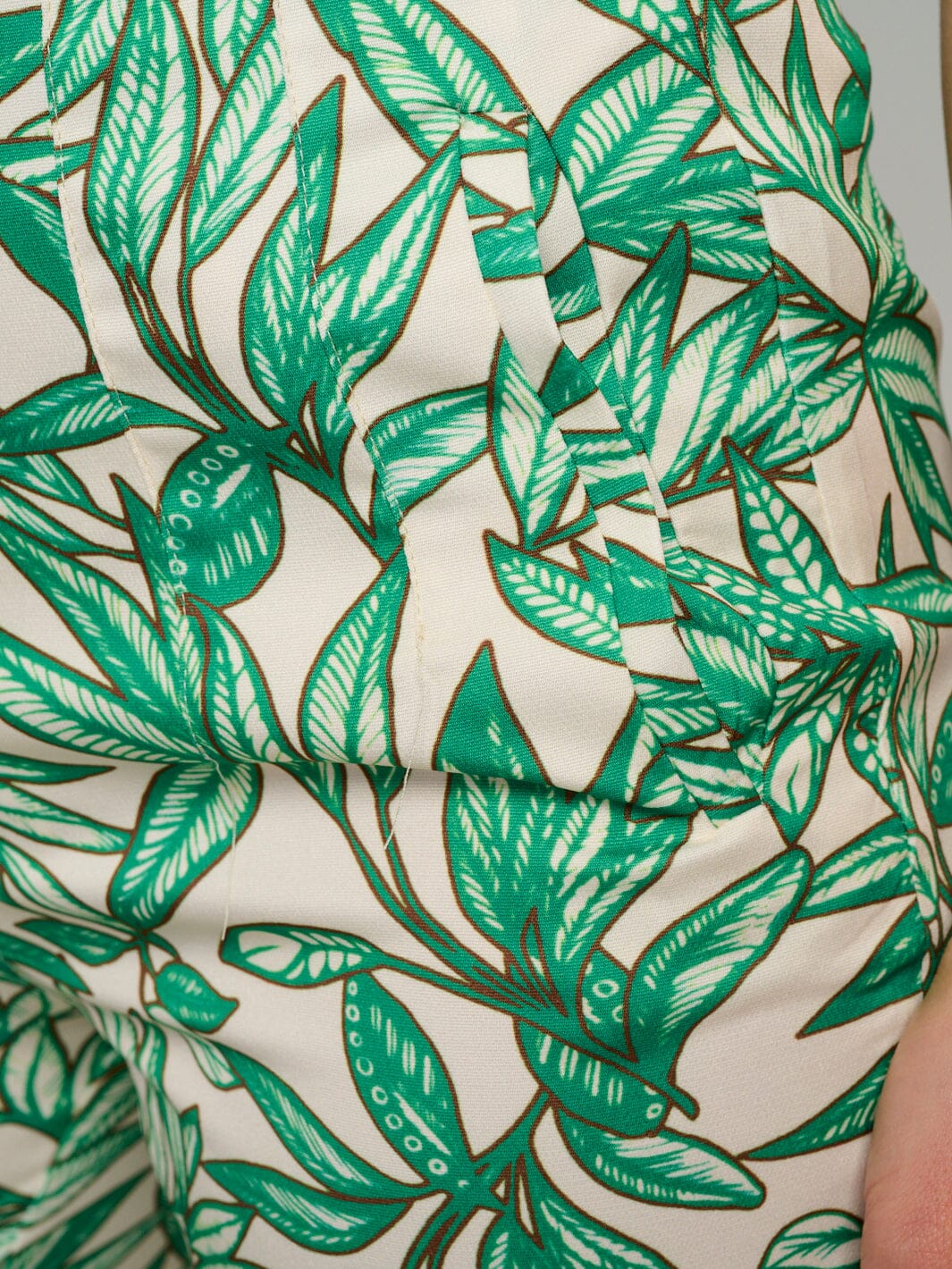 WOMEN'S BUTTON CLOSURE POCKETS LEAF PRINT WIDE LEG PANTS