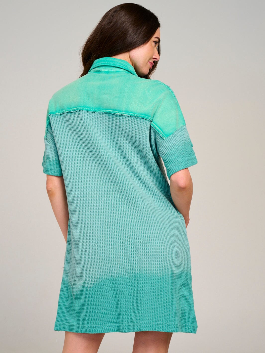 WOMEN'S SHORT SLEEVE BUTTON UP FRONT POCKETS WASHED WAFFLE MINI DRESS