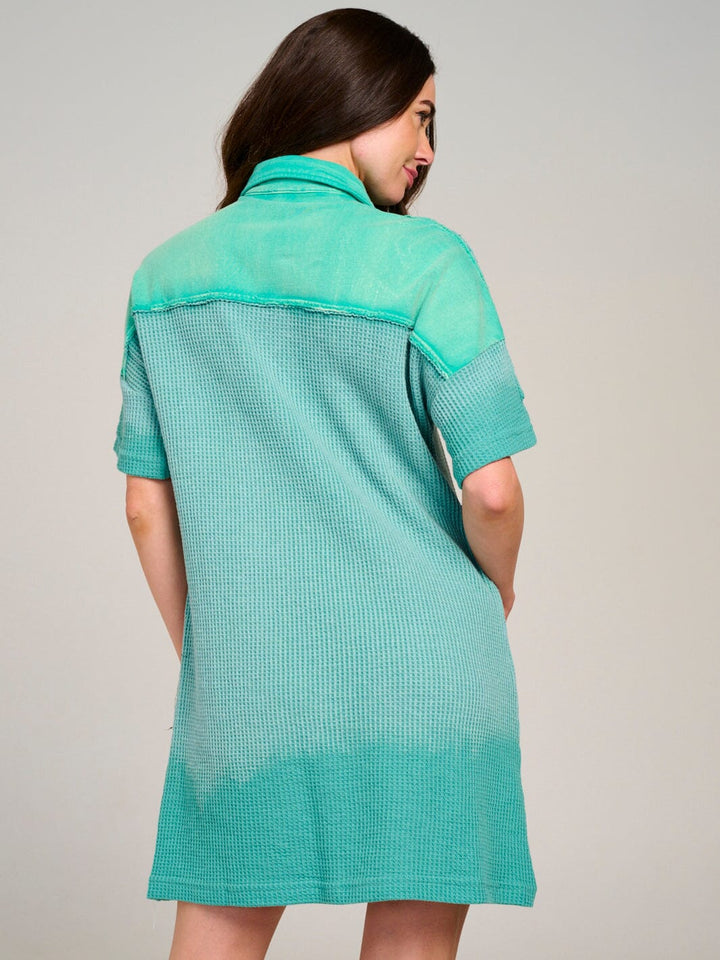 WOMEN'S SHORT SLEEVE BUTTON UP FRONT POCKETS WASHED WAFFLE MINI DRESS