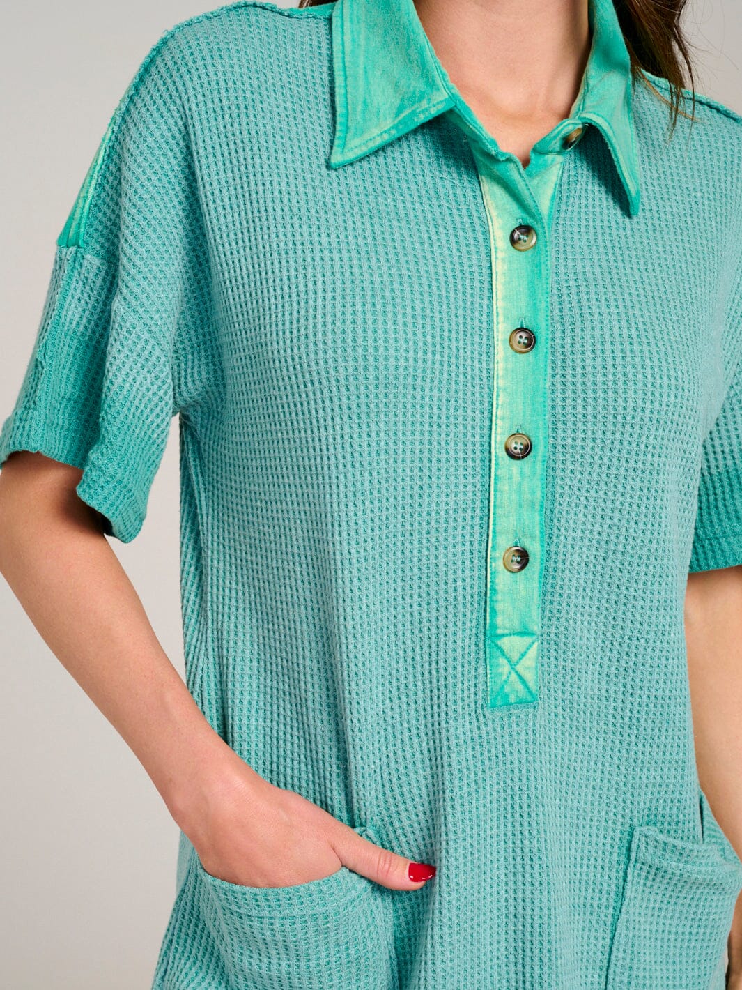 WOMEN'S SHORT SLEEVE BUTTON UP FRONT POCKETS WASHED WAFFLE MINI DRESS