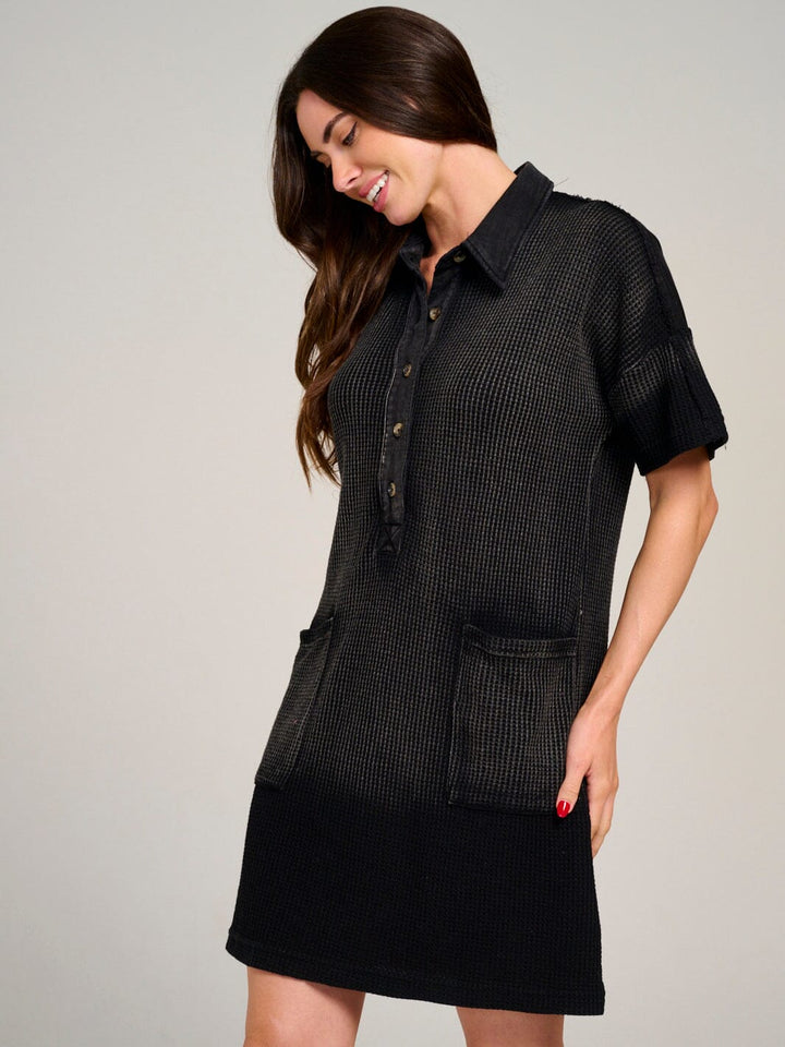 WOMEN'S SHORT SLEEVE BUTTON UP FRONT POCKETS WASHED WAFFLE MINI DRESS