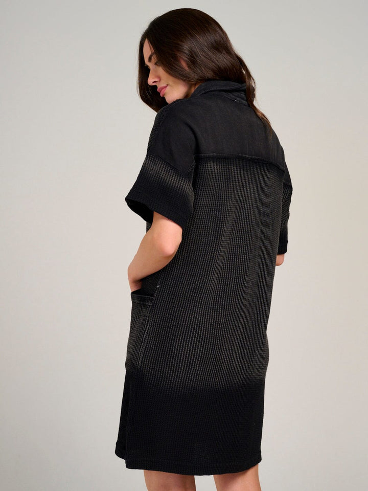 WOMEN'S SHORT SLEEVE BUTTON UP FRONT POCKETS WASHED WAFFLE MINI DRESS