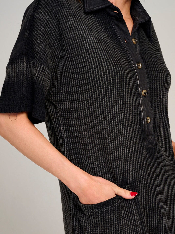 WOMEN'S SHORT SLEEVE BUTTON UP FRONT POCKETS WASHED WAFFLE MINI DRESS