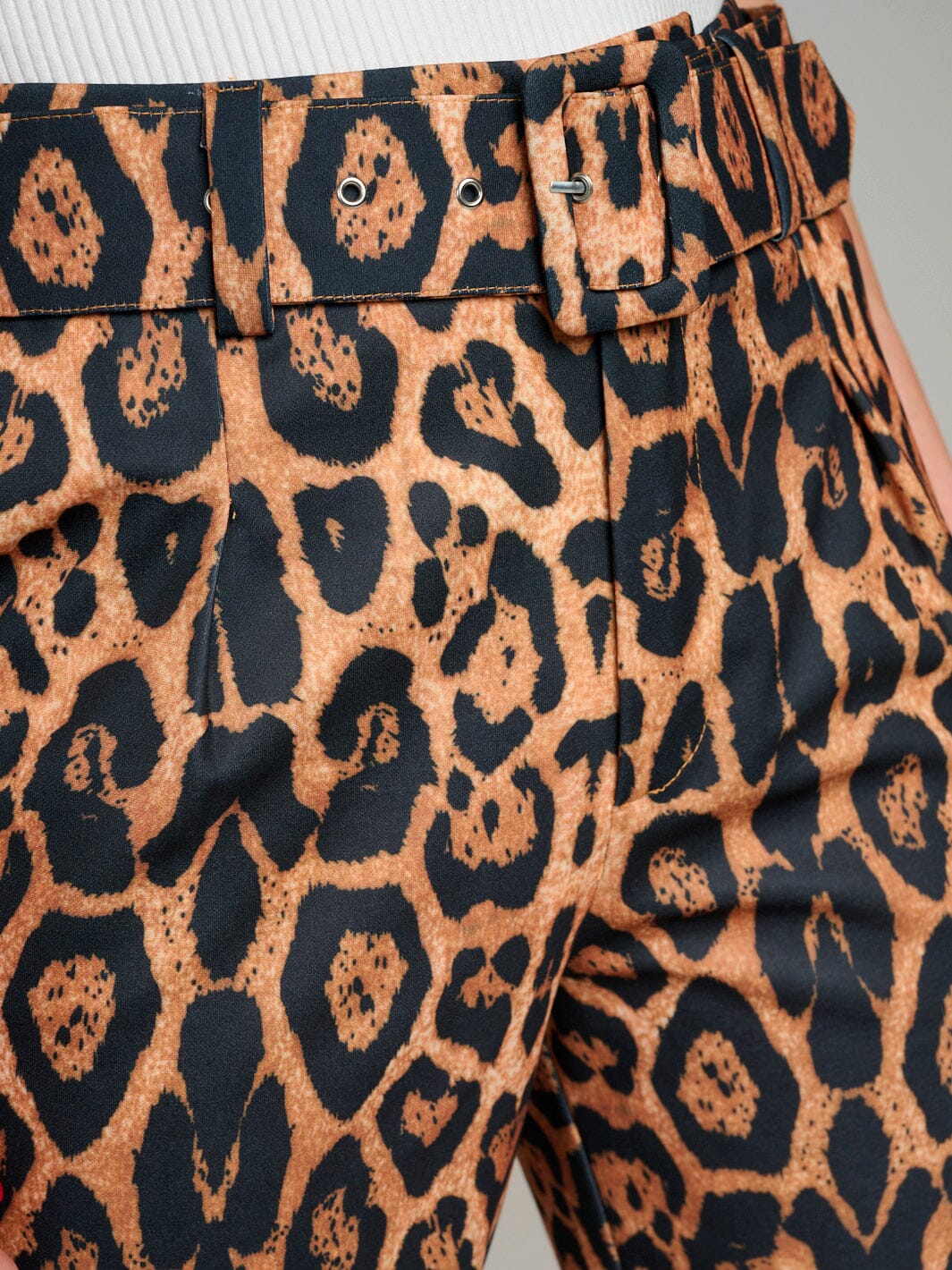 WOMEN'S BUTTON CLOSURE POCKETS ANIMAL PRINT BELTED WIDE LEG PANTS