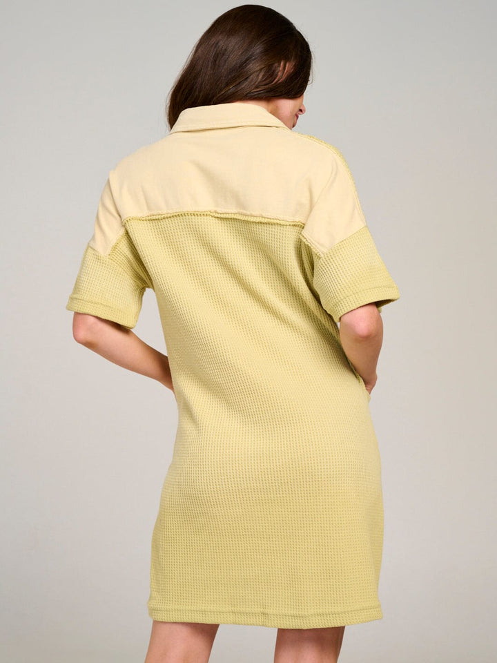 WOMEN'S SHORT SLEEVE BUTTON UP FRONT POCKETS WASHED WAFFLE MINI DRESS