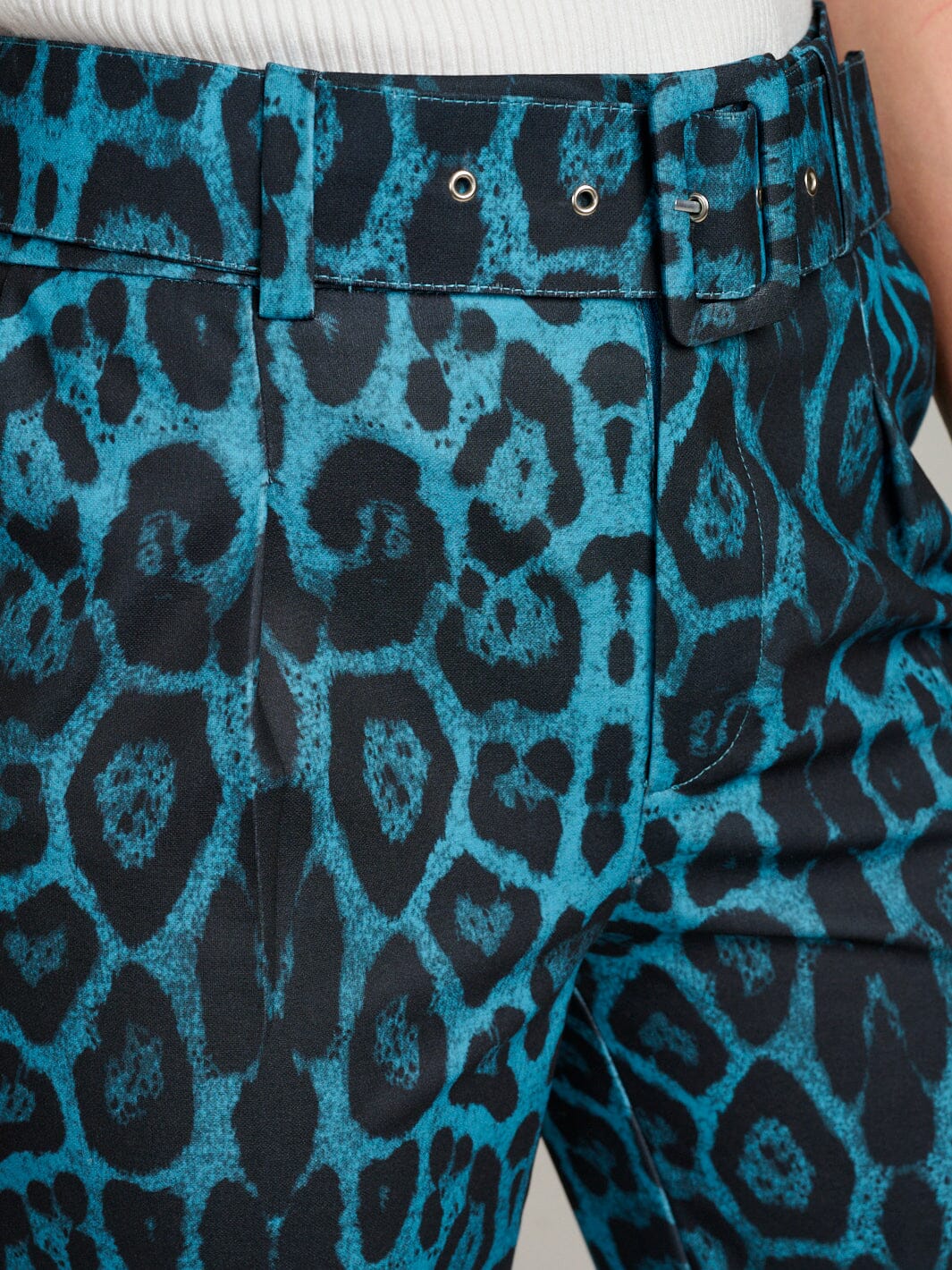 WOMEN'S BUTTON CLOSURE POCKETS ANIMAL PRINT BELTED WIDE LEG PANTS